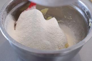 筛入低筋面粉，利用刮刀压拌至无干粉。