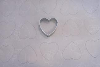 在油纸上画满爱心的图案。