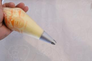 花嘴装入裱花袋内，将拌好的曲奇面团装入裱花袋内。