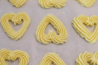 垂直拿起裱花袋，按爱心的挤好曲奇。