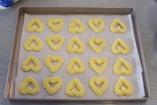 挤好的爱心曲奇。