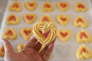 出炉的曲奇要放至凉透，才可以装密封盒保存，在密封盒里放一块方糖，防潮。