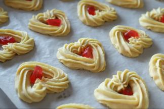 剩余4分钟的时候取出曲奇，中间放入切成小块的QQ糖，继续烘烤3分钟（1分钟我放QQ