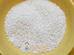 准备好糯米，糯米最好是这样的圆的糯米 软糯香甜很适合做八宝饭