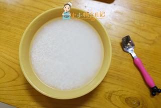 糯米洗净后加水浸泡，我泡了一小时