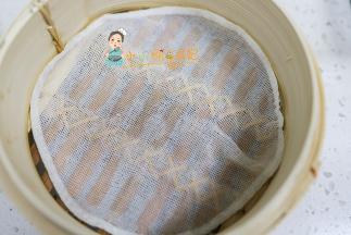 准备蒸笼或者蒸屉下面铺纱布，如果没有纱布你用牙签把油纸扎很多孔也可以用