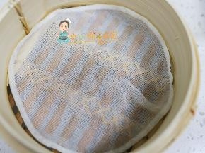 准备蒸笼或者蒸屉下面铺纱布，如果没有纱布你用牙签把油纸扎很多孔也可以用