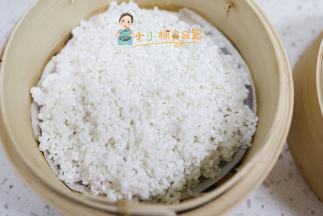 把糯米放在蒸笼里铺平
