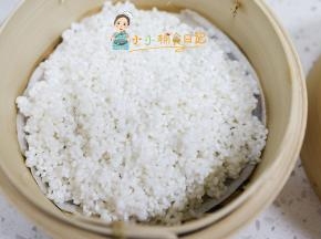 把糯米放在蒸笼里铺平