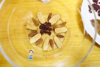 准备一个碗碗里抹一层油把红枣葡萄干蔓越莓摆好造型，喜欢怎么摆都可以