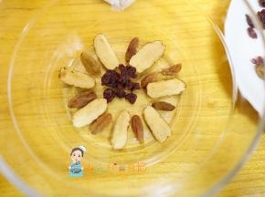 准备一个碗碗里抹一层油把红枣葡萄干蔓越莓摆好造型，喜欢怎么摆都可以