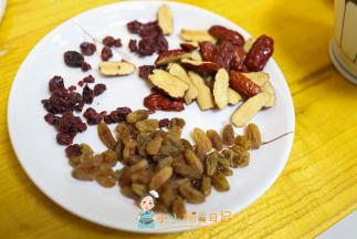 葡萄干、红枣洗净，红枣去核建成一个个小块备用