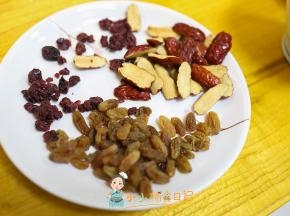 葡萄干、红枣洗净，红枣去核建成一个个小块备用