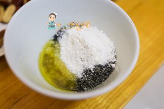 黄油融化后放入黑芝麻粉加糖粉搅拌均匀备用