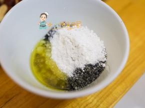 黄油融化后放入黑芝麻粉加糖粉搅拌均匀备用