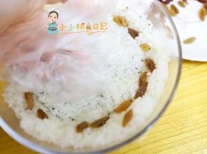 芝麻馅上面继续压一层糯米饭