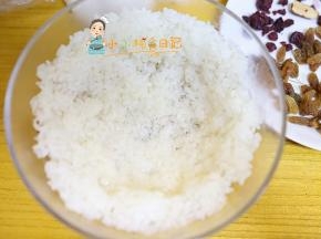 把红枣的边缘用米饭压住定型
