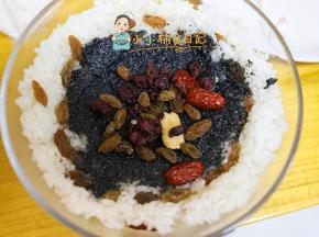 再放一层芝麻馅跟葡萄干等