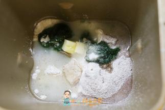 菠菜泥220g冬天可以常温，夏天需要冰的，春秋可以常温， 无盐黄油20g 耐高糖酵母3g 高筋面粉200g 黑麦粉50g 一岁以上可以加 白砂糖20-30g 盐1g全部放进面包桶