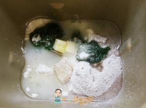 菠菜泥220g冬天可以常温，夏天需要冰的，春秋可以常温， 无盐黄油20g 耐高糖酵母3g 高筋面粉200g 黑麦粉50g 一岁以上可以加 白砂糖20-30g 盐1g全部放进面包桶
