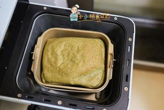 面包做好以后会提示滴滴的声音，马上要拿出来晾凉后就可以包好了