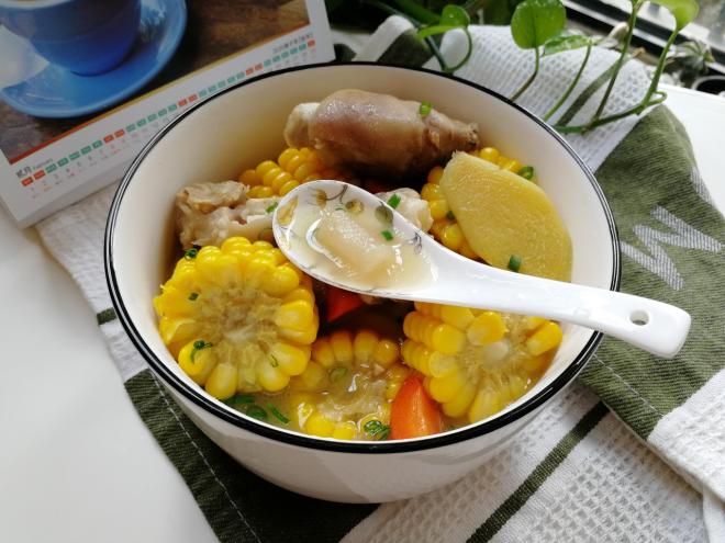 砂锅玉米猪脚汤