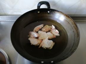 步骤1 猪脚初步清洗干净，放入锅里，放入凉水没过猪脚，倒入一半料酒。盖上锅盖，煮开，进行焯水。