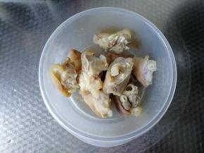 步骤2 焯好的猪脚，捞出冷水冲洗降温。然后用镊子或者打火机烧烫的方法，去除猪脚上残留的猪毛。一定要尽量清理干净，这样吃的比较放心。全部清理好，冲洗干净。