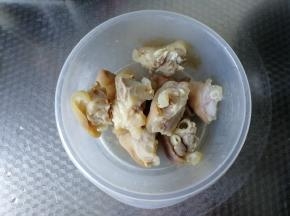 步骤2 焯好的猪脚，捞出冷水冲洗降温。然后用镊子或者打火机烧烫的方法，去除猪脚上残留的猪毛。一定要尽量清理干净，这样吃的比较放心。全部清理好，冲洗干净。