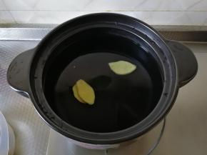 步骤3 砂锅清洗干净，外边底部要擦干。然后倒入大半锅清水，一次加足，尽量不要第二次加水。放入姜片。