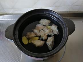 步骤4 放入处理好的猪脚。