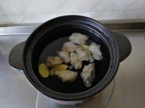 步骤4 放入处理好的猪脚。