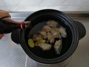 步骤5 倒入另一半料酒，去腥。然后搅拌一下，盖上锅盖，开大火开始炖。