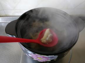 步骤6 大火烧开后，转小火慢慢炖1-1.5个小时。期间可以搅拌2-3次，防止粘底。