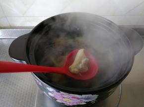 步骤6 大火烧开后，转小火慢慢炖1-1.5个小时。期间可以搅拌2-3次，防止粘底。