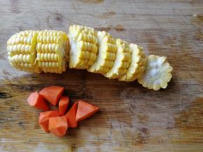 步骤7 期间可以处理下玉米和胡萝卜。玉米洗净切段。胡萝卜去皮洗净切成不规则小块。