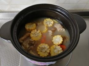 步骤8 炖到猪脚软烂，可以用筷子轻松戳动。就可以放入玉米和胡萝卜块。继续炖10-15分钟即可。