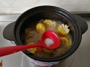 步骤9 等到玉米香味出来，然后加盐调味。搅匀后再炖5-10分钟即可关火。关火后可以焖一会再出锅。