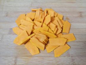 南瓜去皮去瓤，洗干净切成片。