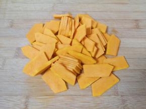 南瓜去皮去瓤，洗干净切成片。