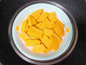 放在盘子里隔水蒸熟。