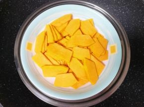 放在盘子里隔水蒸熟。