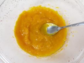 蒸熟的南瓜从蒸锅里取出，放进大一点的盆里，用勺子压成南瓜泥。