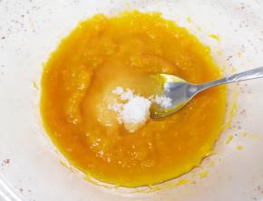 加入糖搅拌均匀。