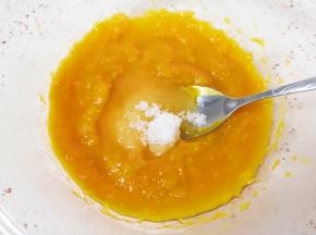 加入糖搅拌均匀。