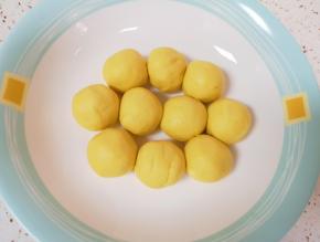 揉成面团，分成20g左右一份搓圆备用。