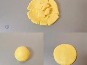 取一个搓好的南瓜糯米球压扁，放上芝士碎，包好再次滚圆，压成饼状。