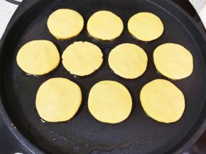 依次做好剩下的南瓜饼，电饼铛预热，刷上一层食用油，放入做好的芝心南瓜饼。