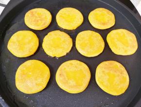 一面上色以后翻面。