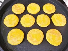 一面上色以后翻面。